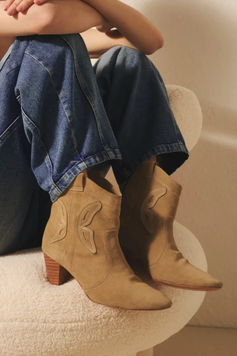 Botas cortas tipo texana de cuero gamuzado con detalles en forma de mariposa de Rapsodia en Botas y Botinetas para argentina