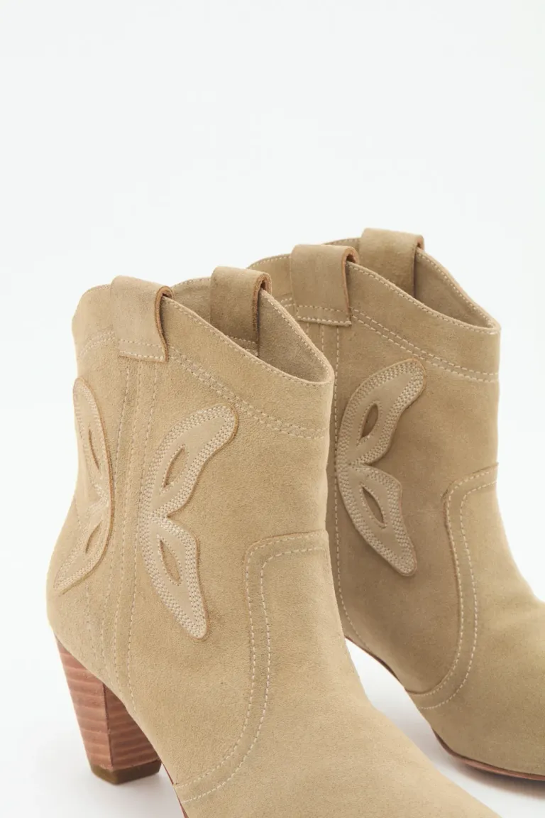 Botas cortas tipo texana de cuero gamuzado con detalles en forma de mariposa de Rapsodia en Botas y Botinetas para argentina