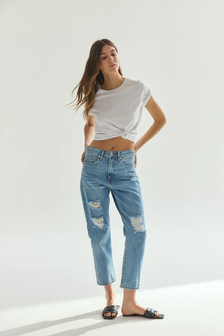 Pantalón de mezclilla estilo mom con desgaste en tela vaquera de Akiabara en Pantalones para argentina