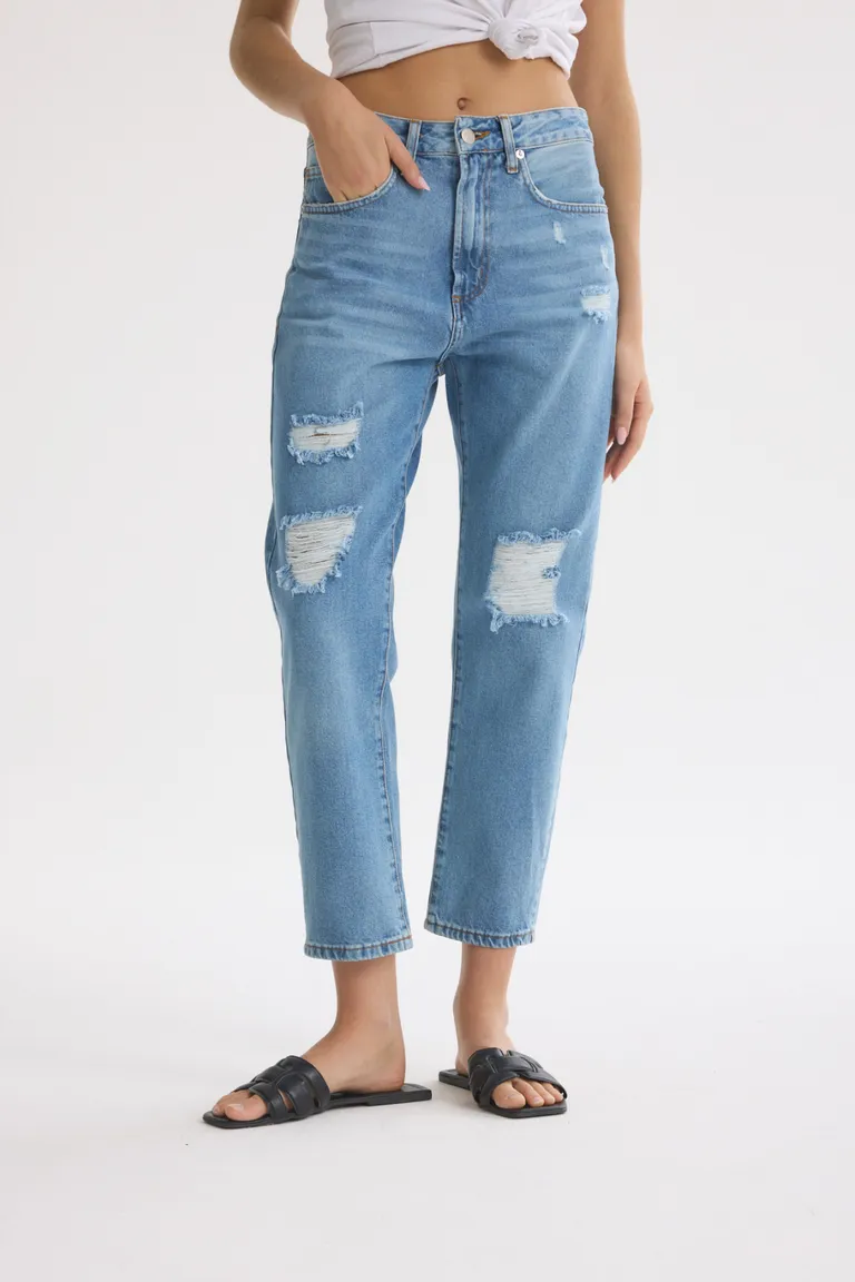 Pantalón de mezclilla estilo mom con desgaste en tela vaquera de Akiabara en Pantalones para argentina