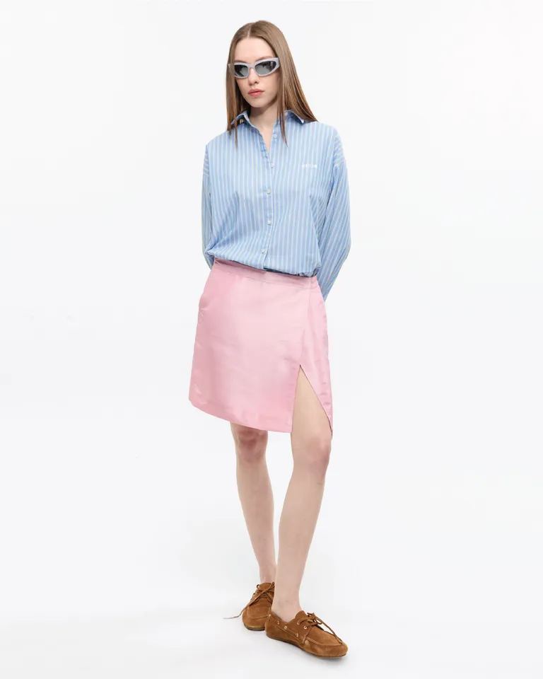 Falda portafolio rosa de tafeta con bolsillos y pinzas en la espalda de Ay Not Dead en Faldas para argentina