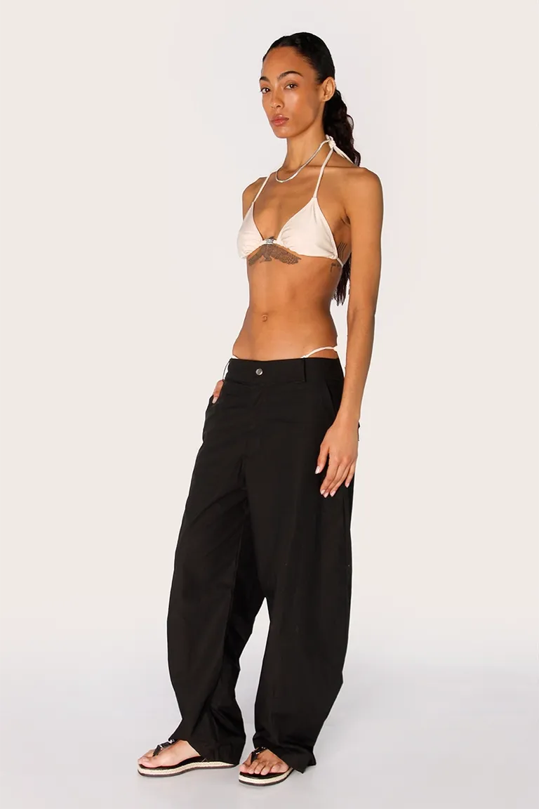 Pantalón plur negro con diseño de cintura sastrera y bolsillos cargo de Sofia Sarkany en Pantalones para argentina