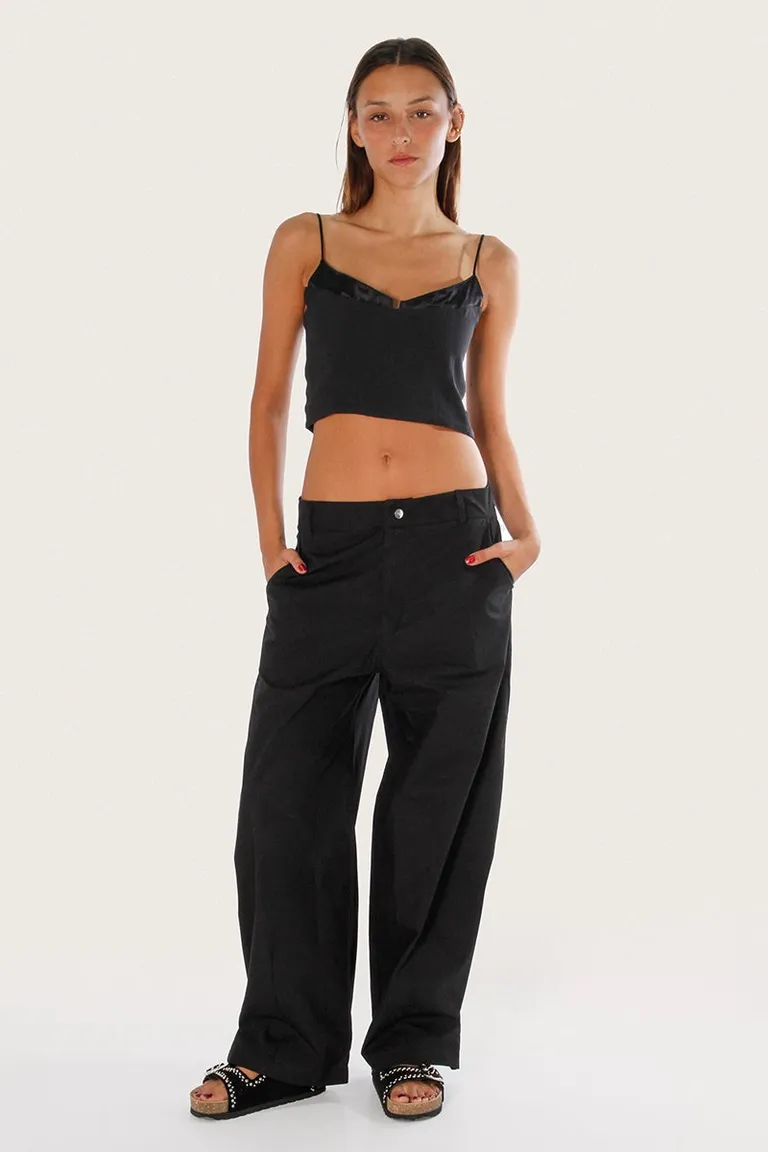 Pantalón plur negro con diseño de cintura sastrera y bolsillos cargo de Sofia Sarkany en Pantalones para argentina