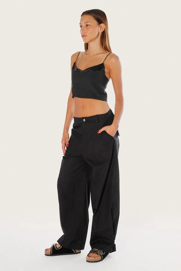 Pantalón plur negro con diseño de cintura sastrera y bolsillos cargo de Sofia Sarkany en Pantalones para argentina