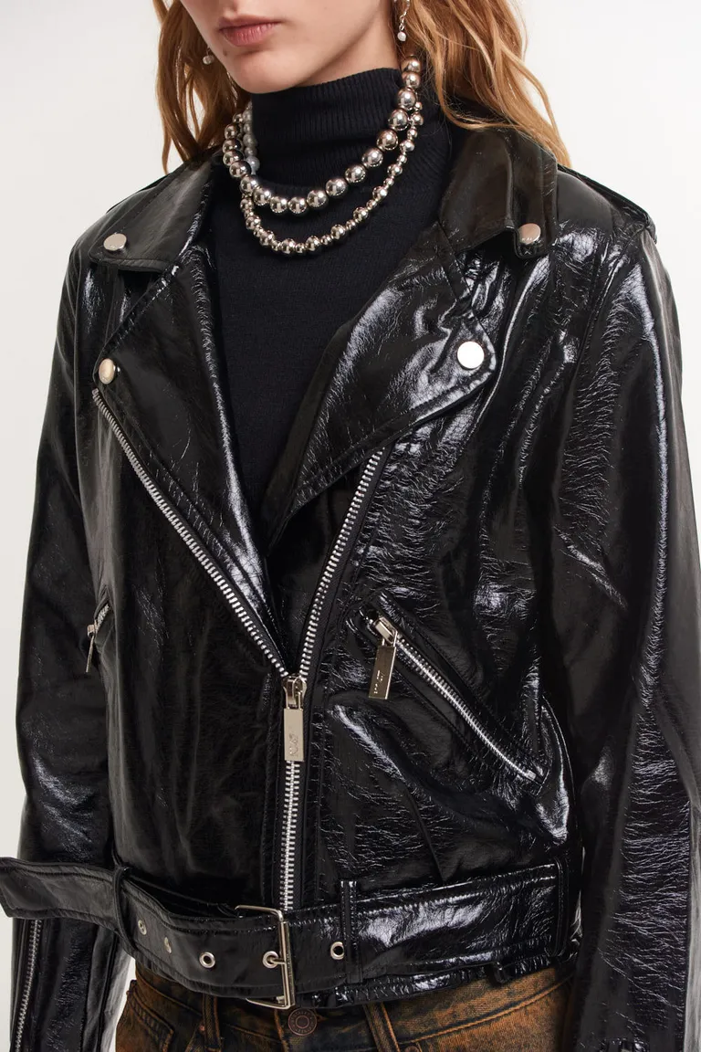 Campera motoquera de símil cuero charolado con detalles metálicos de 47 Street en Chaquetas para argentina