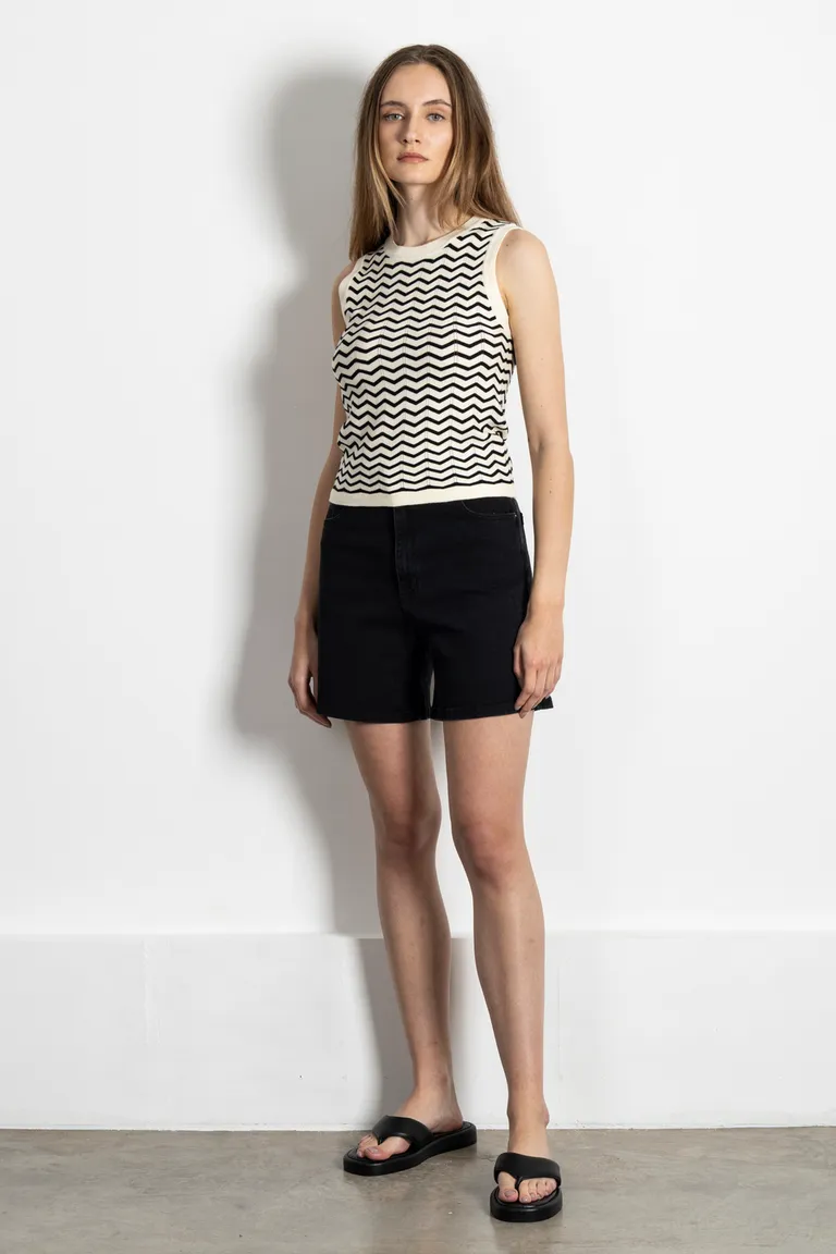 Musculosa de hilo con estampado zig zag - Prenda elegante y versátil para el día a día de Kill en Buzos y Sweaters para argentina