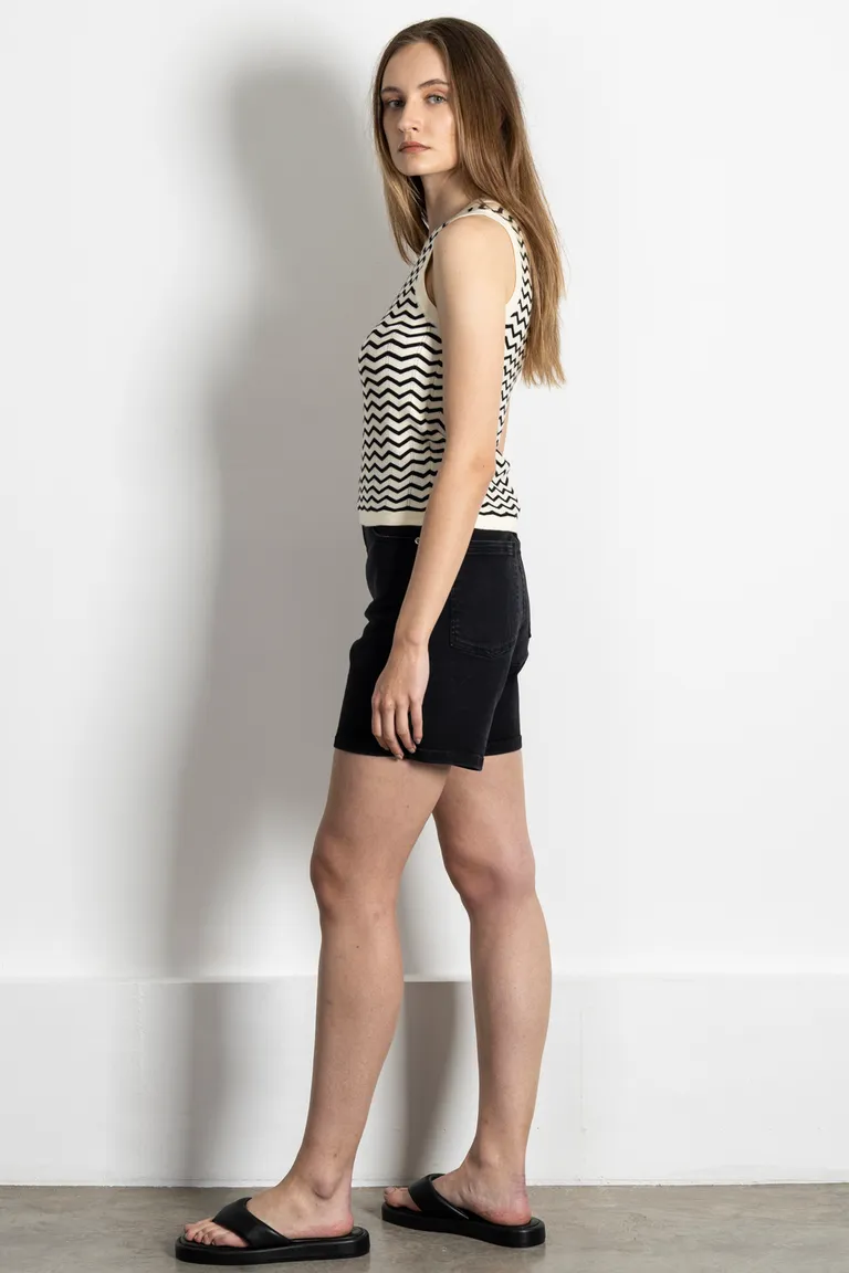 Musculosa de hilo con estampado zig zag - Prenda elegante y versátil para el día a día de Kill en Buzos y Sweaters para argentina