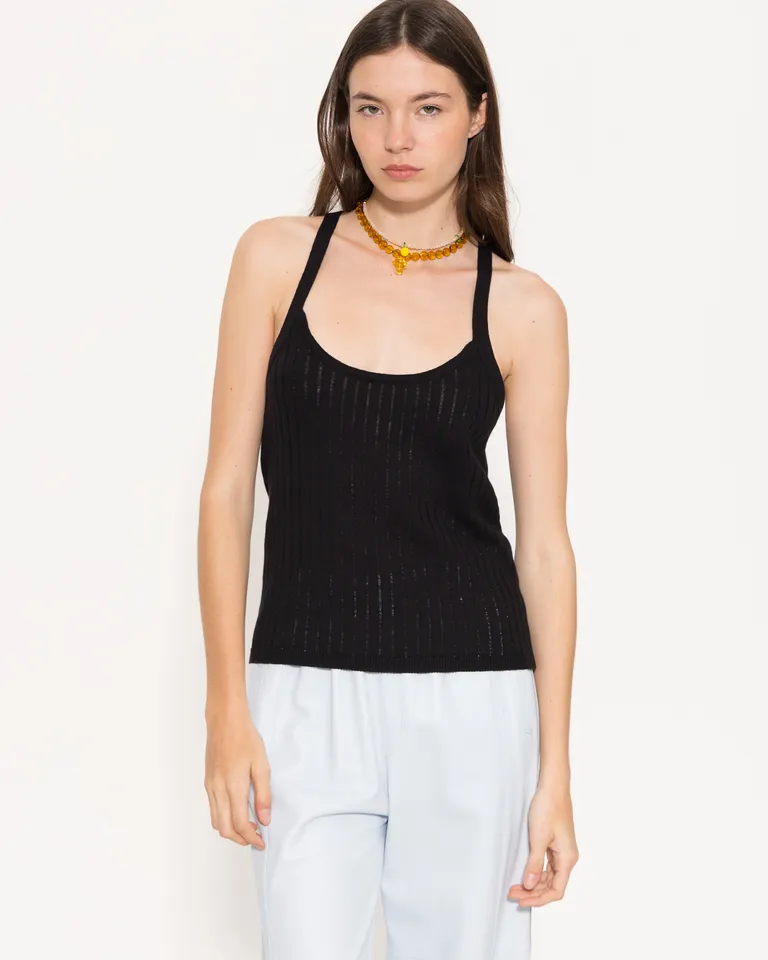 Top sin mangas de escote redondo y espalda cruzada en tela de punto negro de Jazmin Chebar en Tops para argentina