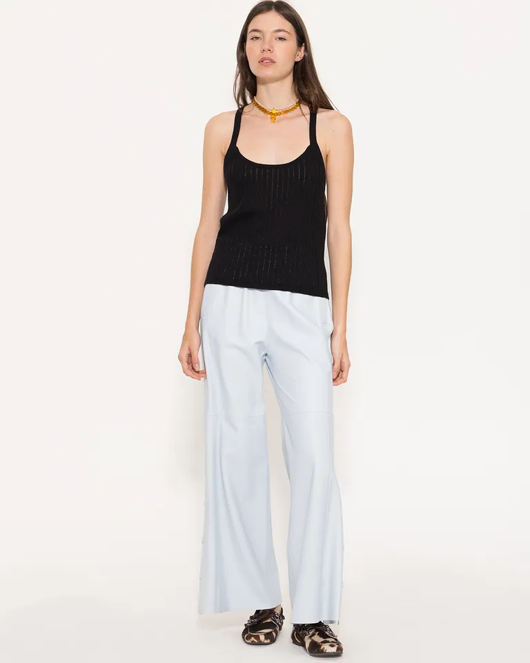 Top sin mangas de escote redondo y espalda cruzada en tela de punto negro de Jazmin Chebar en Tops para argentina