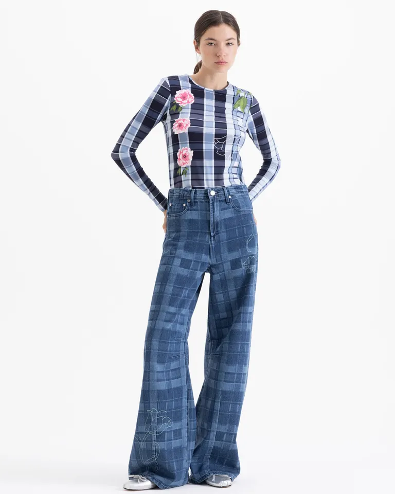 Remera de corte entallado con mangas largas, cuello redondo y diseño de estampa a cuadros con flores de Jazmin Chebar en Remeras para argentina