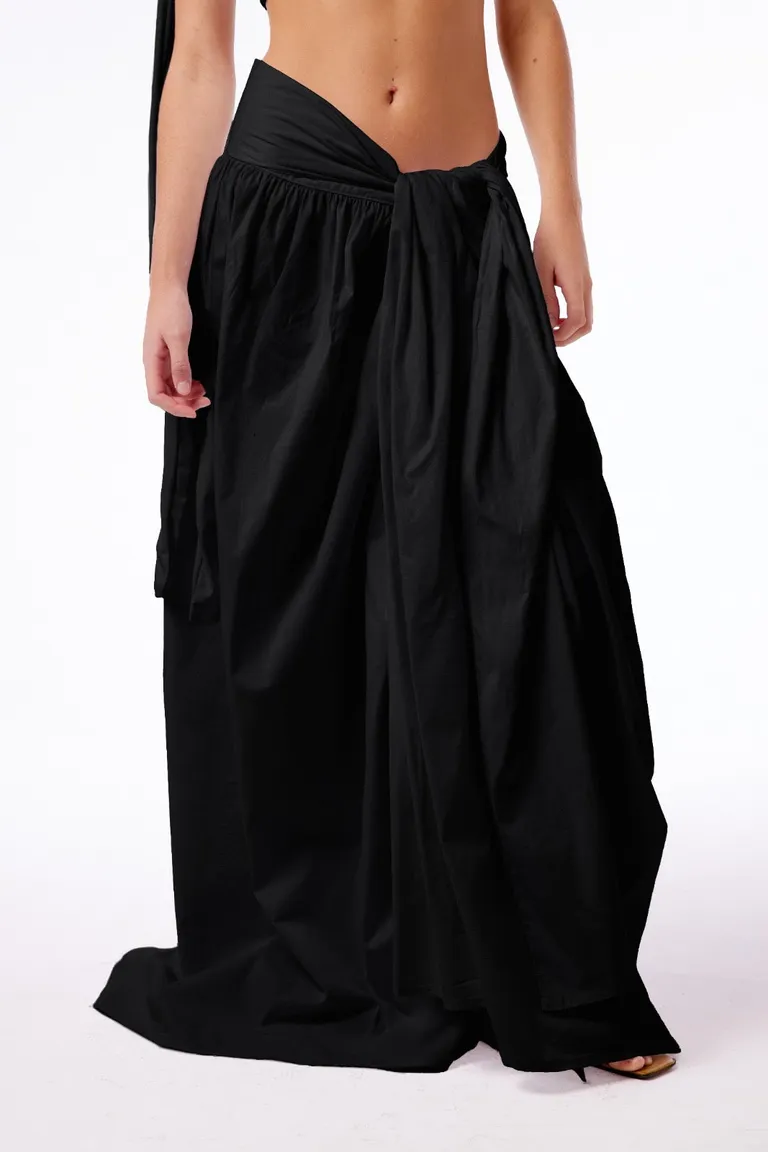 Falda de estilo pareo en tela de popelín negra, con diseño ajustable y versátil de Black Mamba en Faldas para argentina