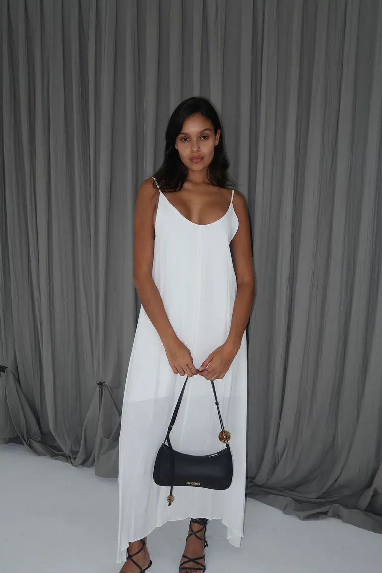 Vestido blanco casual y elegante con tirantes finos y diseño minimalista de Naíma en Vestidos para argentina