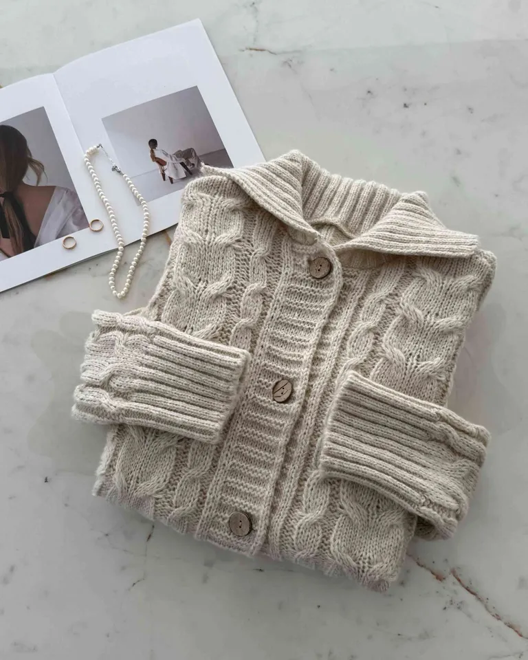 Saco amplio de frizz con cuello y botones - Modelo femenino de Hesed en Chaquetas para argentina