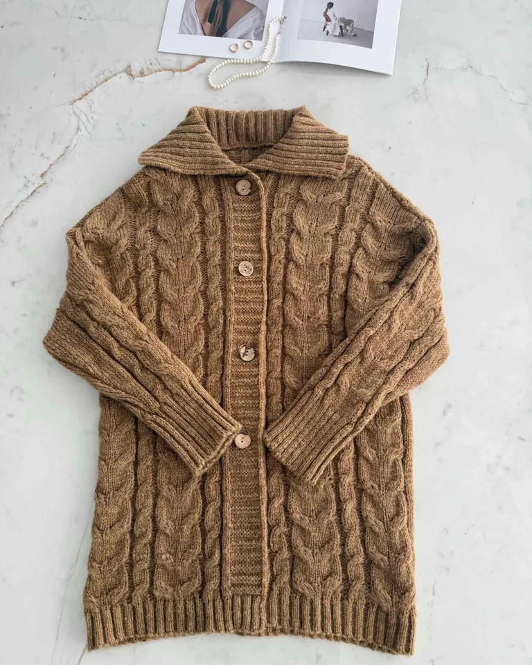 Saco amplio de frizz con cuello y botones - Modelo femenino de Hesed en Chaquetas para argentina