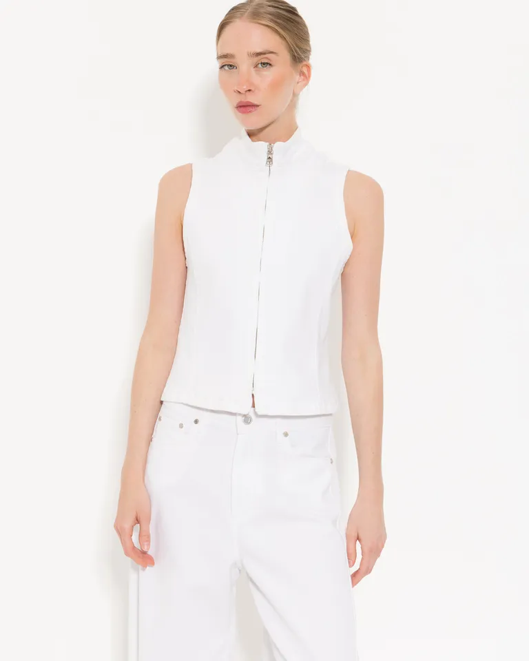 Chaleco blanco de diseño entallado y cierre frontal para un estilo sofisticado de Jazmin Chebar en Chalecos para argentina