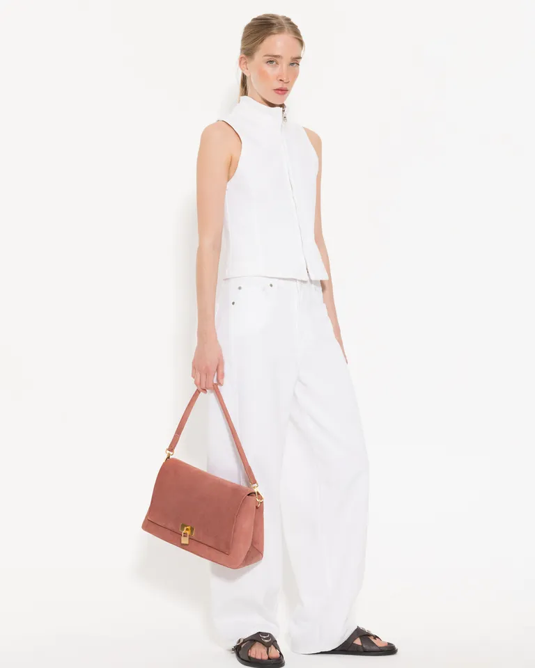 Chaleco blanco de diseño entallado y cierre frontal para un estilo sofisticado de Jazmin Chebar en Chalecos para argentina