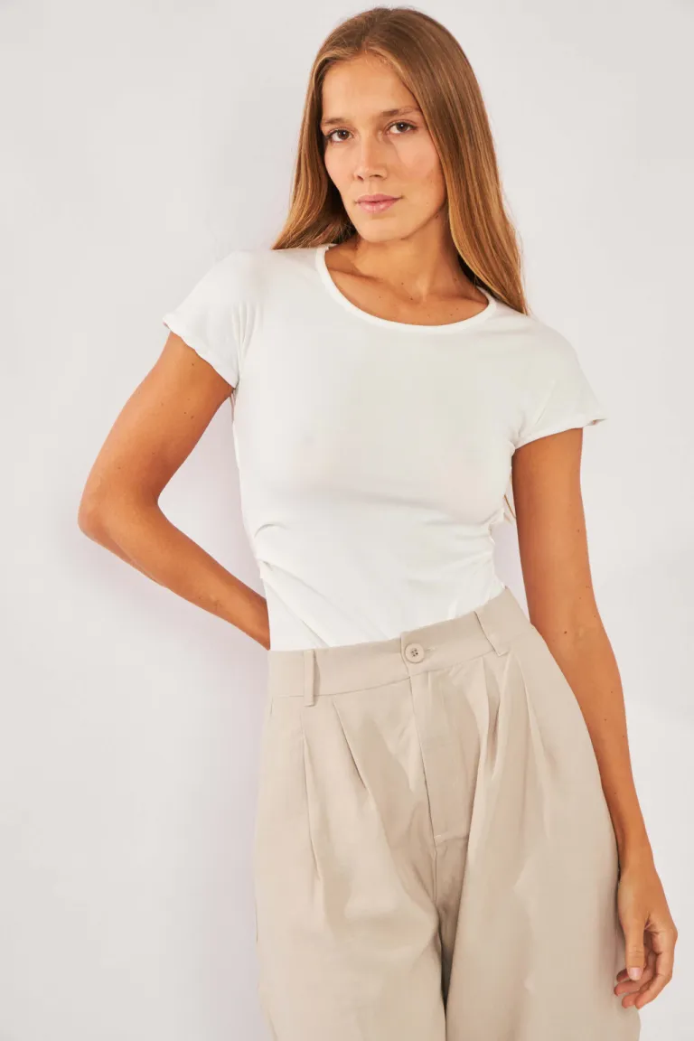 Body de escote de espalda en tono beige, ideal para todo tipo de looks femeninos y elegantes de Belle en Bodies para argentina