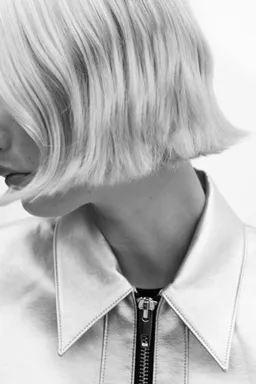 Chaqueta crop metalizada de Mango en Chaquetas para argentina