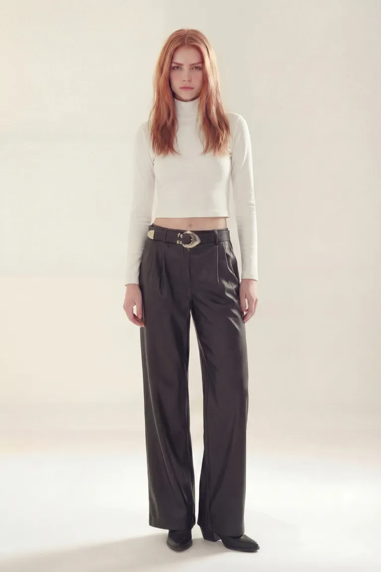 Remera de manga larga con cuello alto entallado para mujer de Akiabara en Remeras para argentina