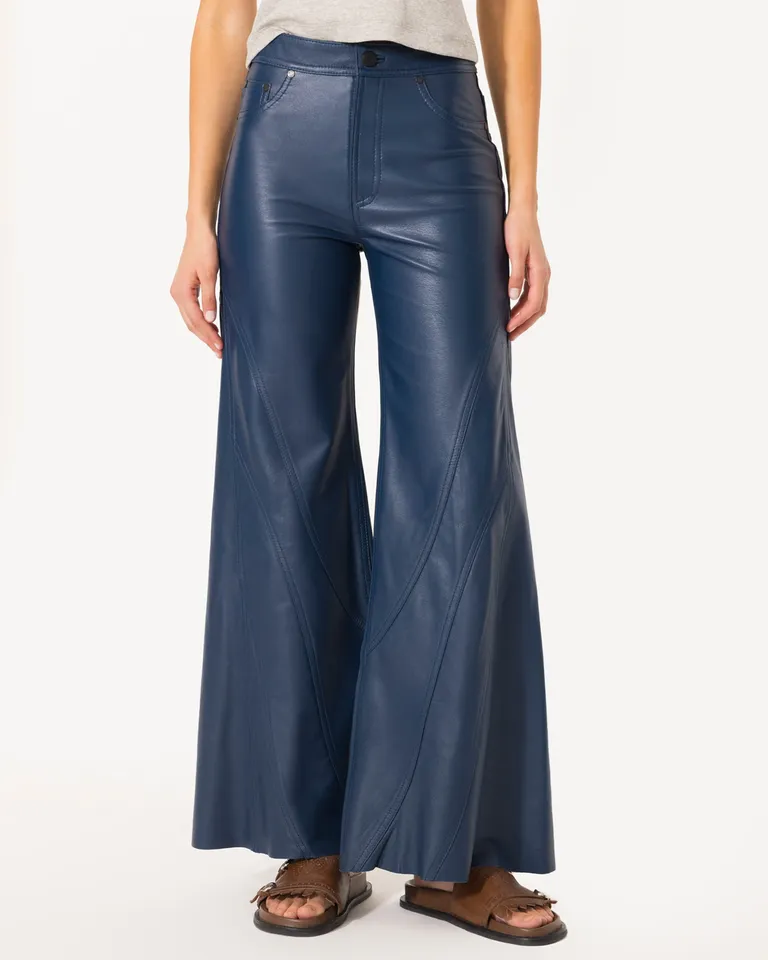 Pantalón de cuero de corte ancho con recortes y detalles exclusivos de Jazmin Chebar en Pantalones para argentina