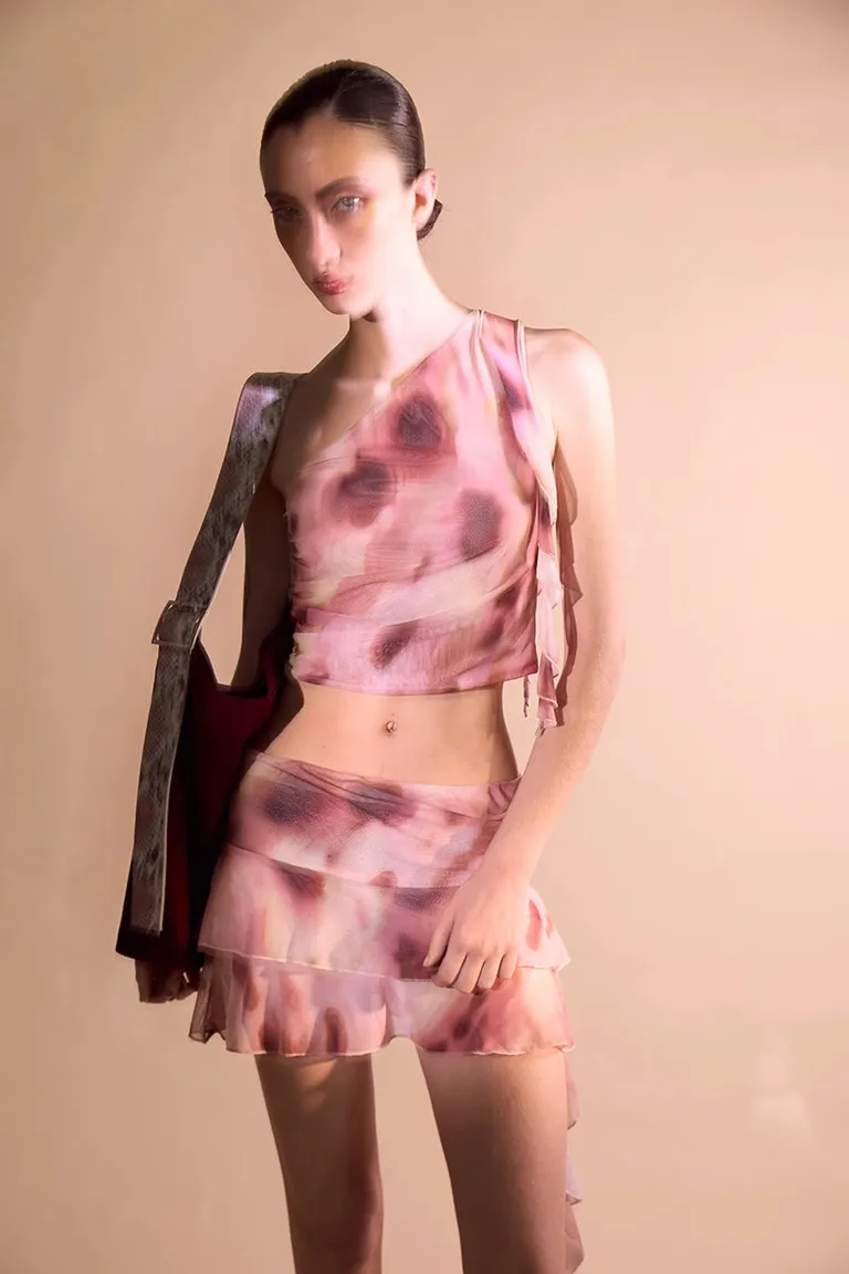 Top modular de hombros irregulares y volados caracol en tonos rosados y amarillos de Sofia Sarkany en Tops para argentina