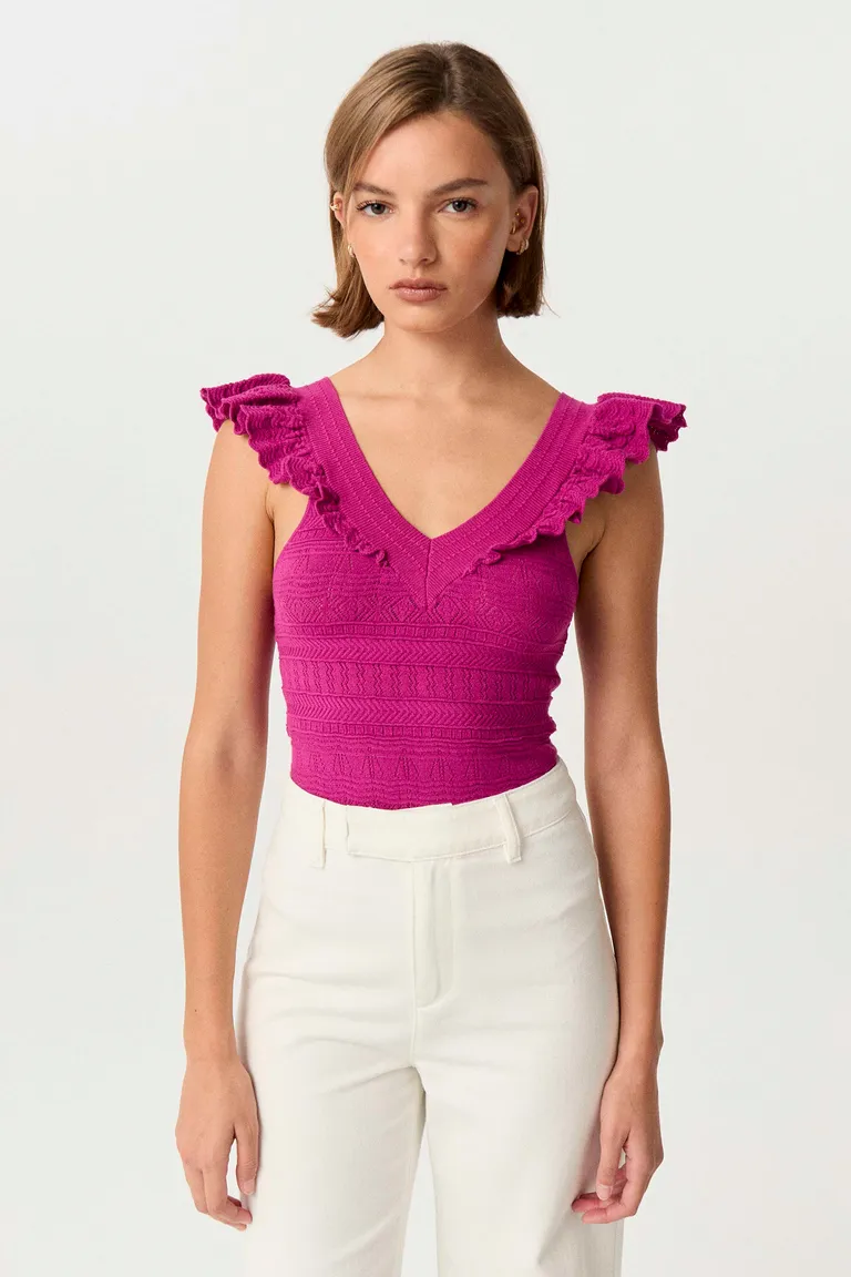 Remera rosa tejida en punto tramado con volados en los hombros de Markova en Remeras para argentina