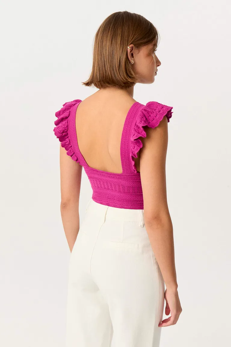 Remera rosa tejida en punto tramado con volados en los hombros de Markova en Remeras para argentina