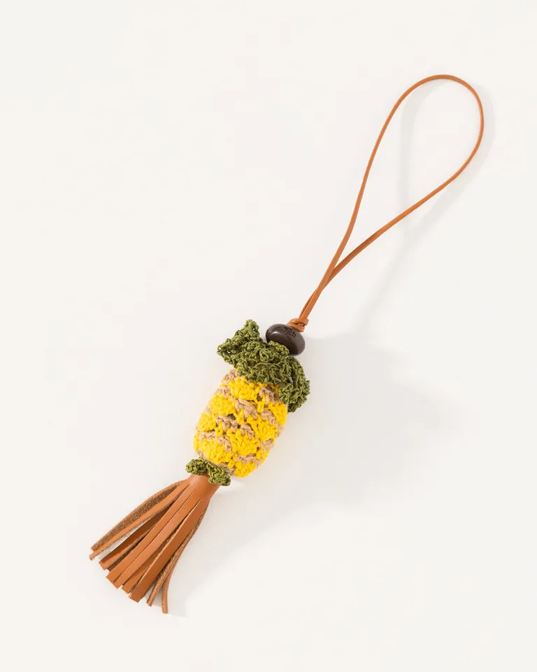 Charm artesanal tejido con borla decorativa para carteras y accesorios de Jazmin Chebar en Llaveros para argentina