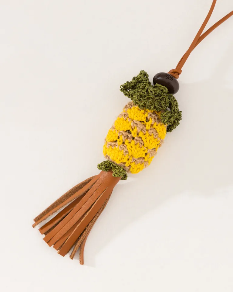 Charm artesanal tejido con borla decorativa para carteras y accesorios de Jazmin Chebar en Llaveros para argentina