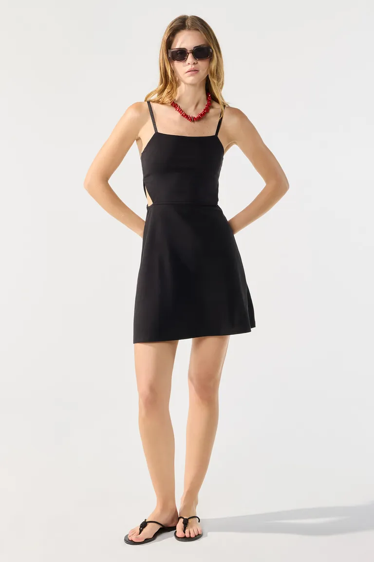 Vestido negro de corte clásico con escote recto y breteles regulables de Cuesta Blanca en Vestidos para argentina