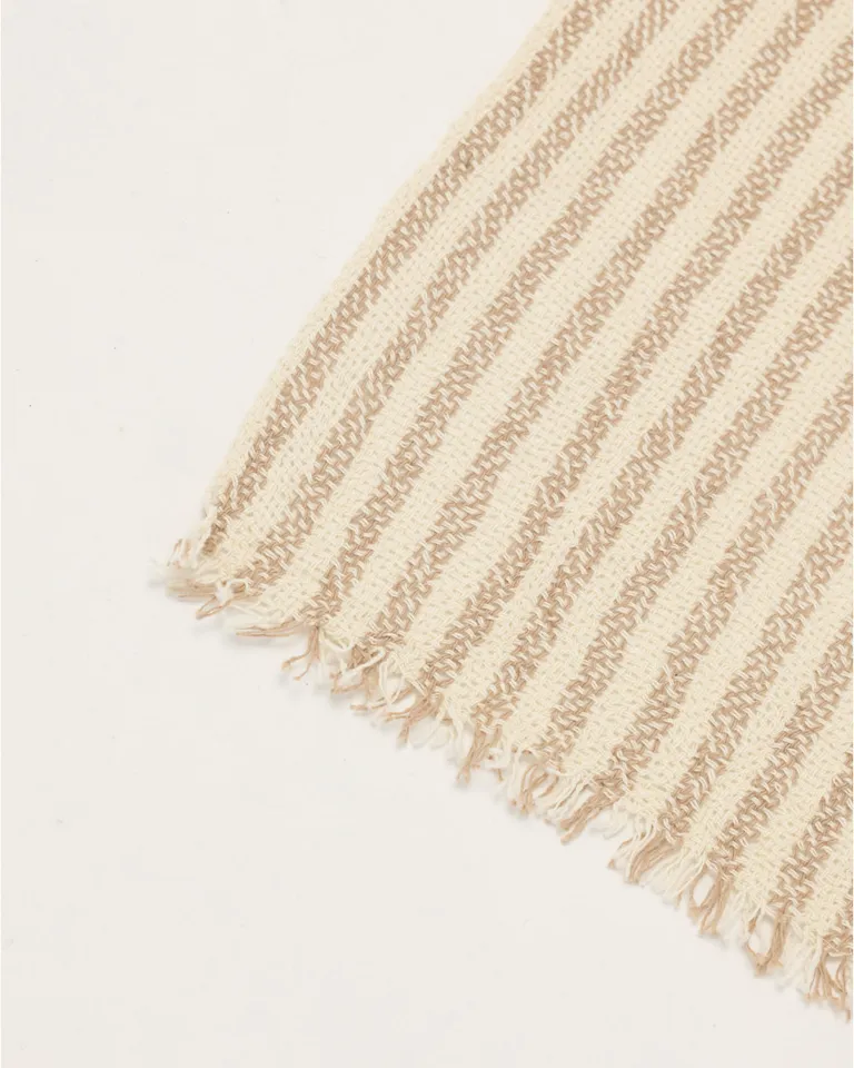 Pashmina tejida de diseño a rayas en tono beige, un accesorio de moda versátil y elegante de Blue Sheep en Bufandas y Pañuelos para argentina