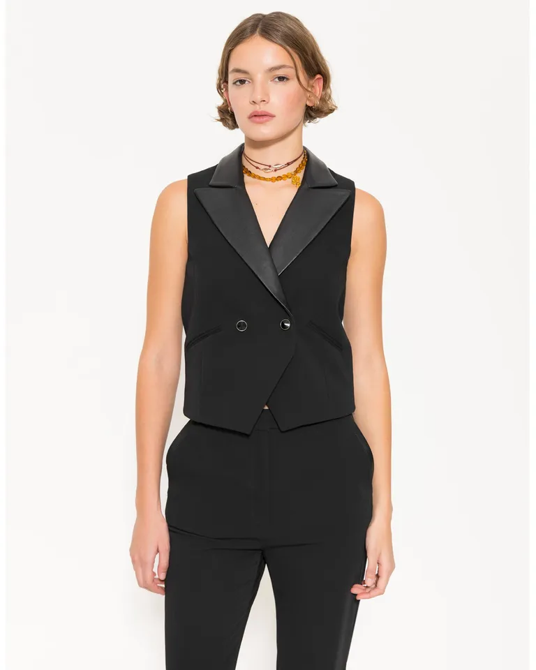 Chaleco negro con cuello y solapa de cuero para mujer de Jazmin Chebar en Chalecos para argentina