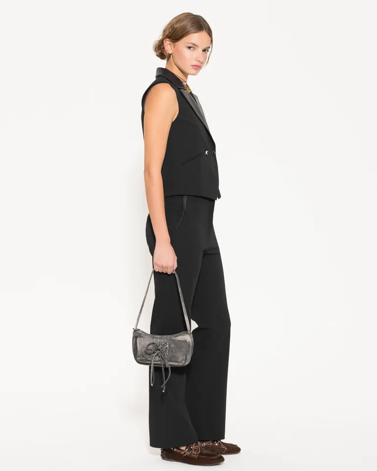 Chaleco negro con cuello y solapa de cuero para mujer de Jazmin Chebar en Chalecos para argentina