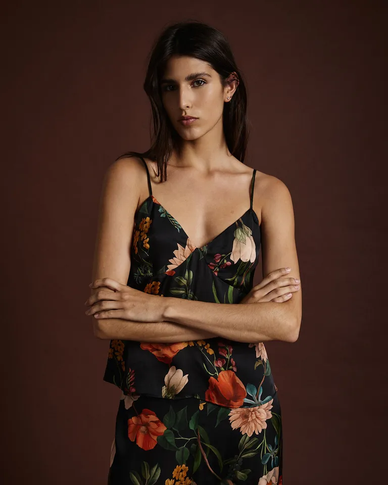 Top con escote en V, breteles finos y estampado botánico de flores de Wanama en Tops para argentina