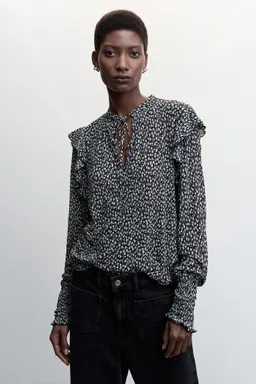 Blusa con textura y volantes de Mango en Blusas para argentina