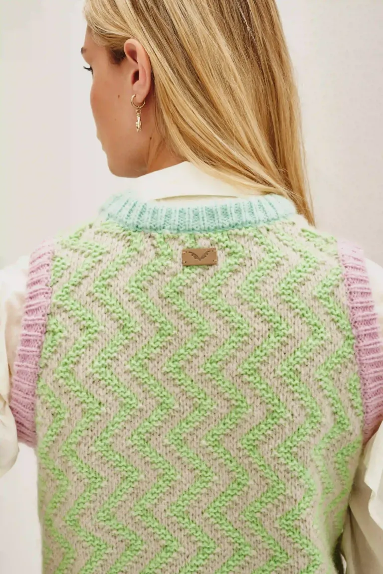 Chaleco tejido sin mangas con diseño geométrico y terminaciones en rib de Rapsodia en Chalecos para argentina