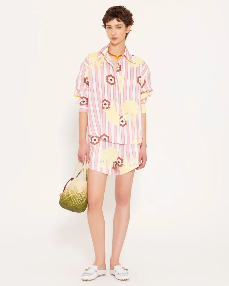 Shorts de lino estampado con diseño exclusivo de rayas y flores de Jazmin Chebar en Shorts para argentina