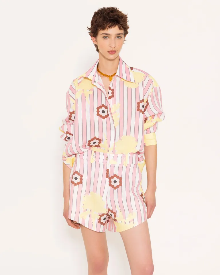 Shorts de lino estampado con diseño exclusivo de rayas y flores de Jazmin Chebar en Shorts para argentina