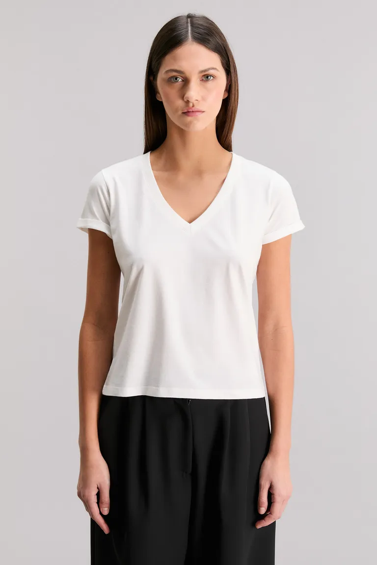 Remera de corte regular con escote en V y logo metálico de Kosiuko en Remeras para argentina