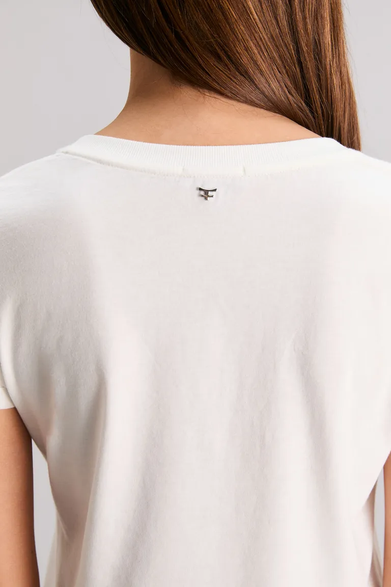Remera de corte regular con escote en V y logo metálico de Kosiuko en Remeras para argentina