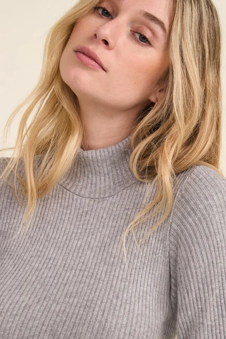 Vestido largo entallado de cuello alto con manga larga y tajo lateral de Cuesta Blanca en Vestidos para argentina