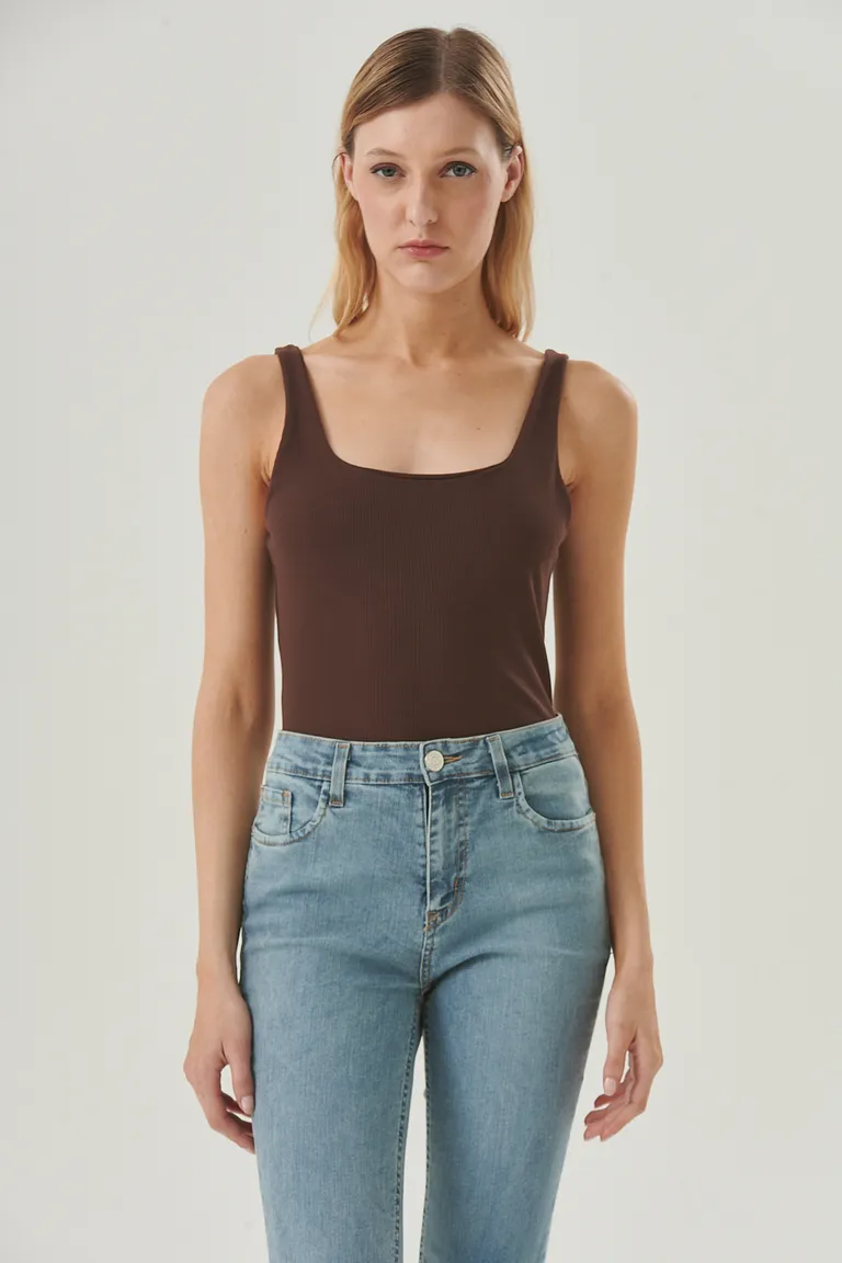 Top básico de tela ribb con escote cuadrado y breteles anchos para un look versátil y femenino de Sweet en Tops para argentina