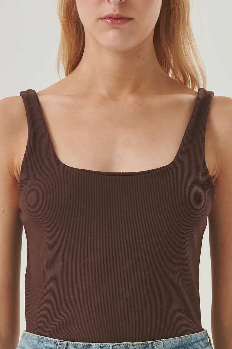 Top básico de tela ribb con escote cuadrado y breteles anchos para un look versátil y femenino de Sweet en Tops para argentina