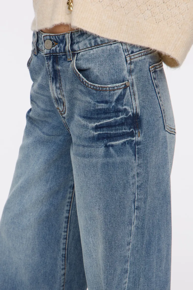 Pantalón denim de pierna ancha con diseño de cinco bolsillos y lavado localizado de Cuesta Blanca en Pantalones para argentina