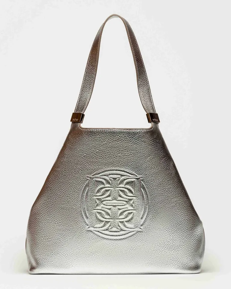 Bolso de cuero graneado metalizado con diseño minimalista y funcional de Prüne en Bolsos y Carteras para argentina