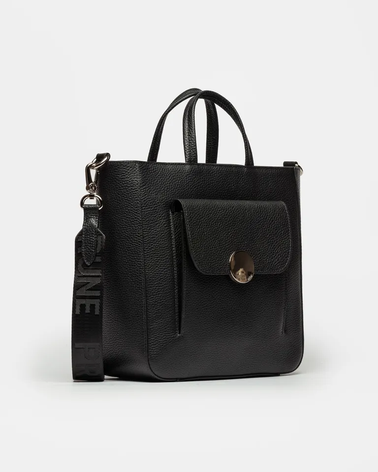 Shopper de cuero negro con herraje en níquel, elegante y de líneas simples de Prüne en Bolsos y Carteras para argentina