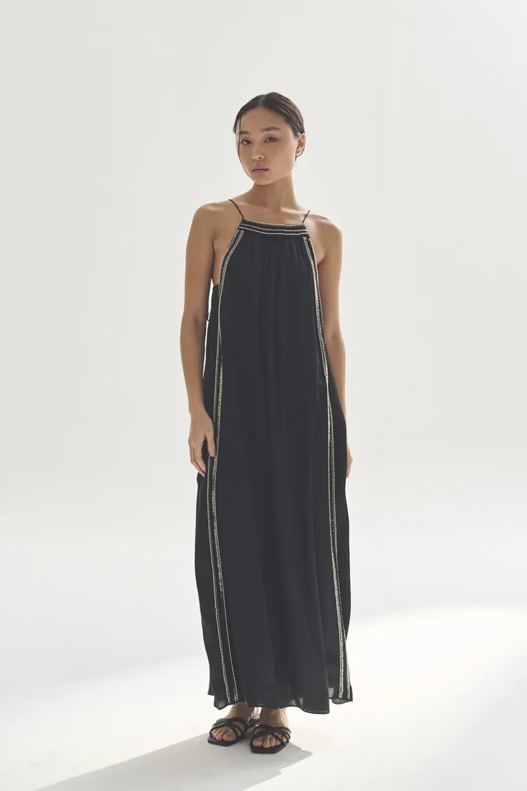 Vestido de tirantes con detalles bordados, diseño elegante y sofisticado de Akiabara en Vestidos para argentina