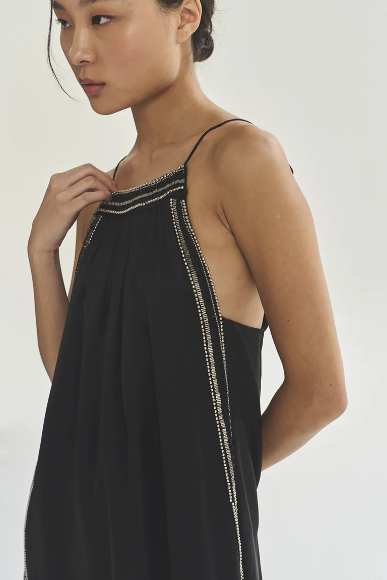 Vestido de tirantes con detalles bordados, diseño elegante y sofisticado de Akiabara en Vestidos para argentina