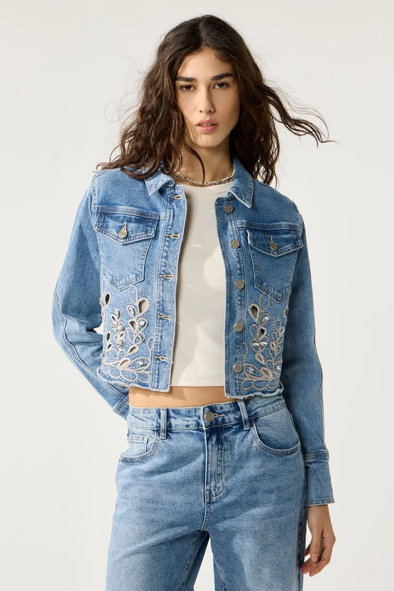 Chaqueta de denim con detalles bordados florales y piedras de Cuesta Blanca en Chaquetas para argentina