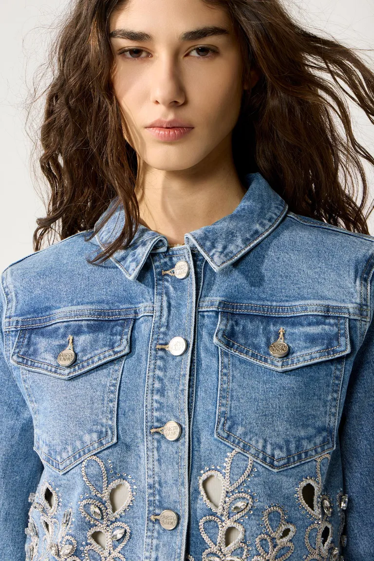 Chaqueta de denim con detalles bordados florales y piedras de Cuesta Blanca en Chaquetas para argentina